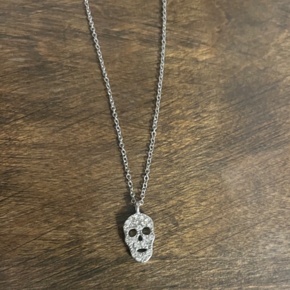 Sparkly skull necklace - Picture 3 of 4